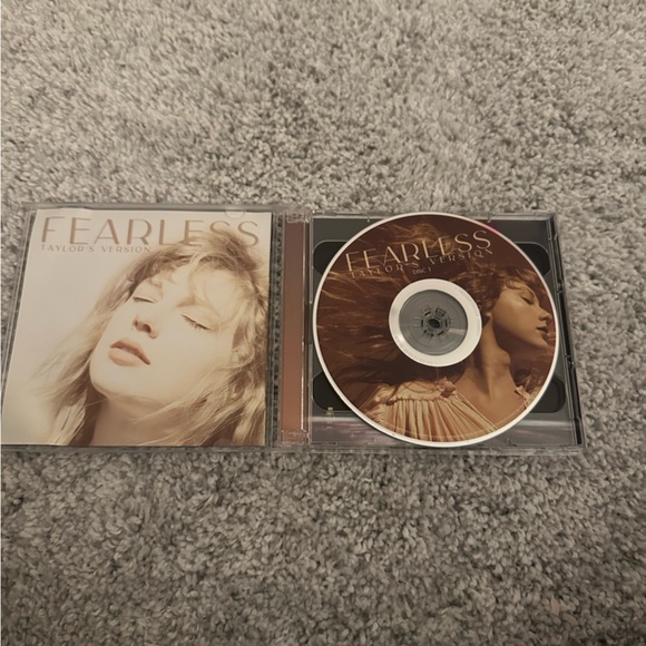 Taylor Swift Fearless CD - Picture 2 of 3
